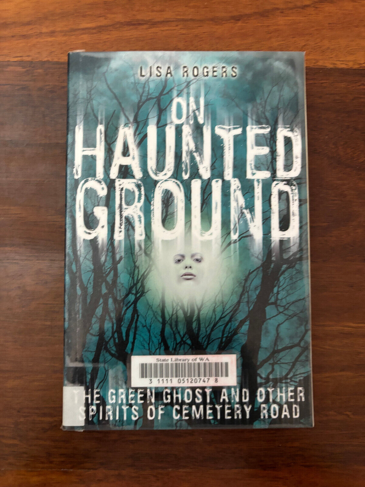 On Haunted Ground: The Green Ghost & Other Spirits of Cemetery Road Lisa Rogers