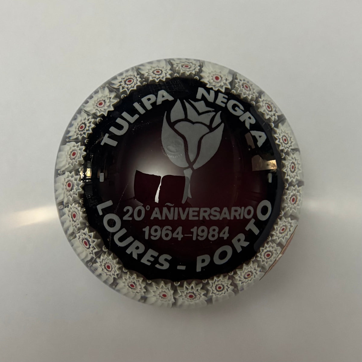 Decorative item with 'Tulipa Negra' branding and text on a white background