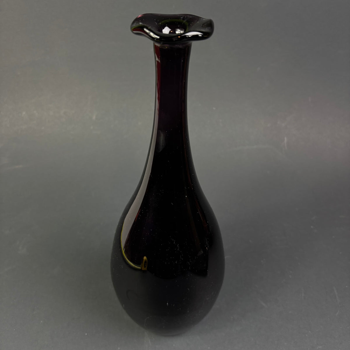 Vintage Amethyst Glass Bud Vase – Hand Blown Art Glass Ripple Rim 30cm