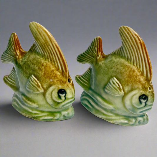A pair of Darbyshire Pottery ceramic salt and pepper shakers designed to look like fish.